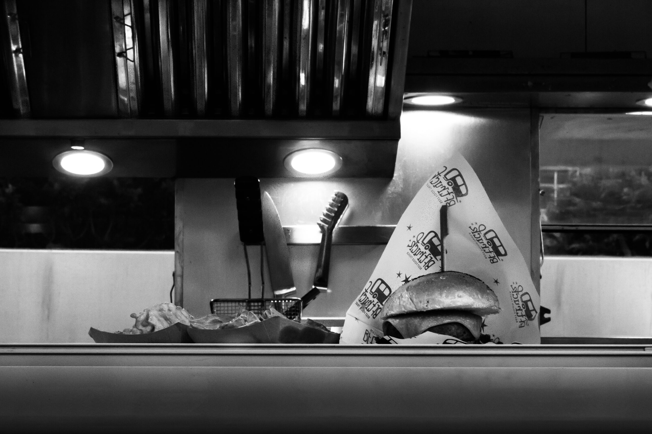 Hamburguesa smash de BOF Burger recién sacada de la parrilla